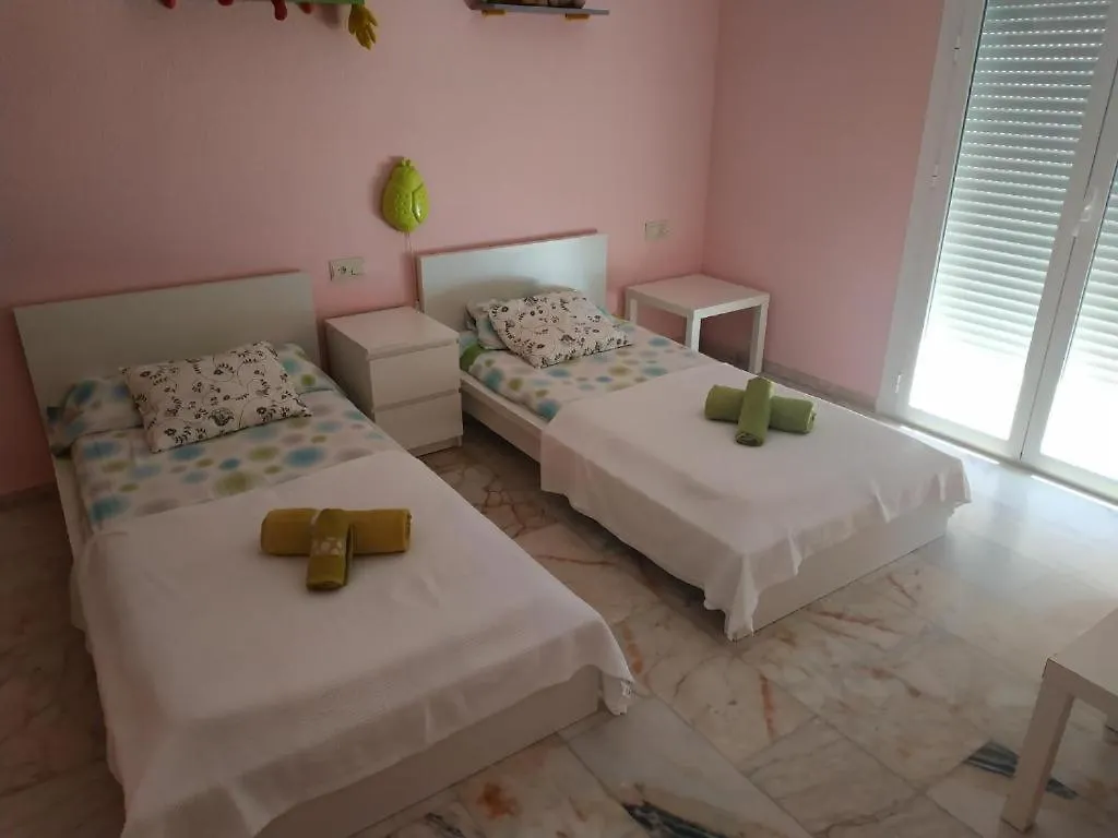 Magnificent Holiday 5 Bedroom Villa In Beach Front Málaga
